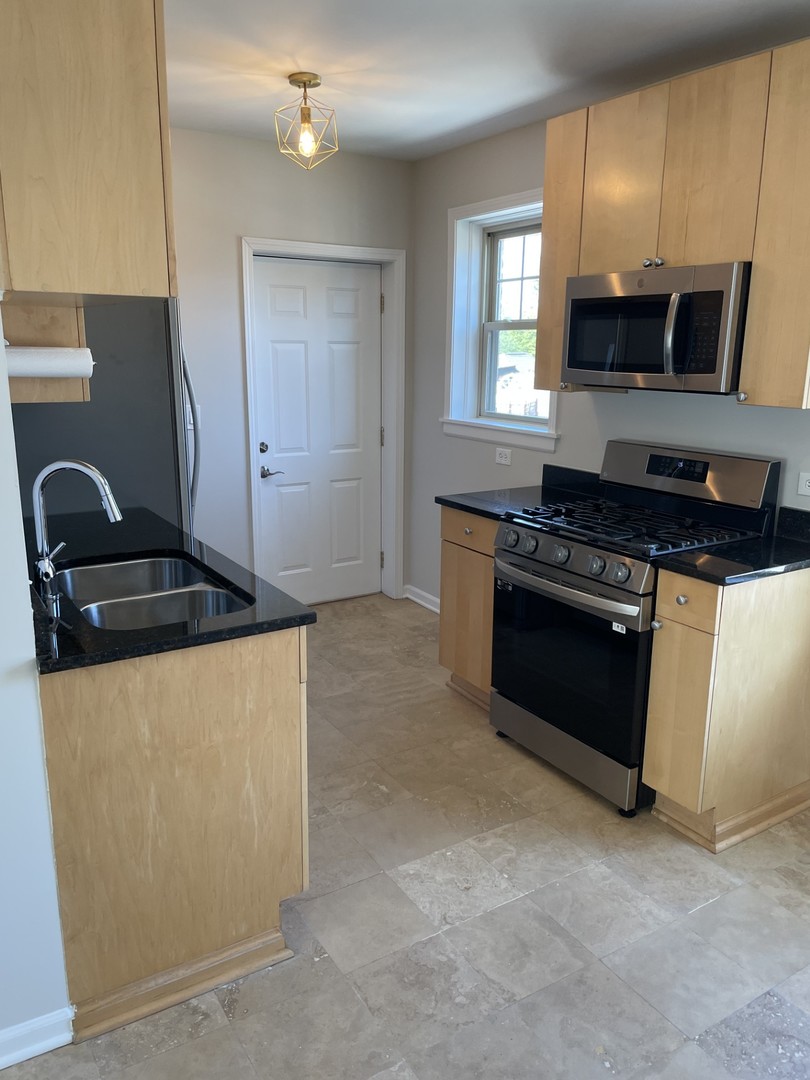 7318 N Honore Street Unit: 403