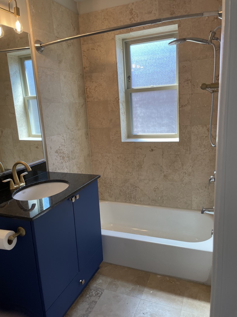 7318 N Honore Street Unit: 403