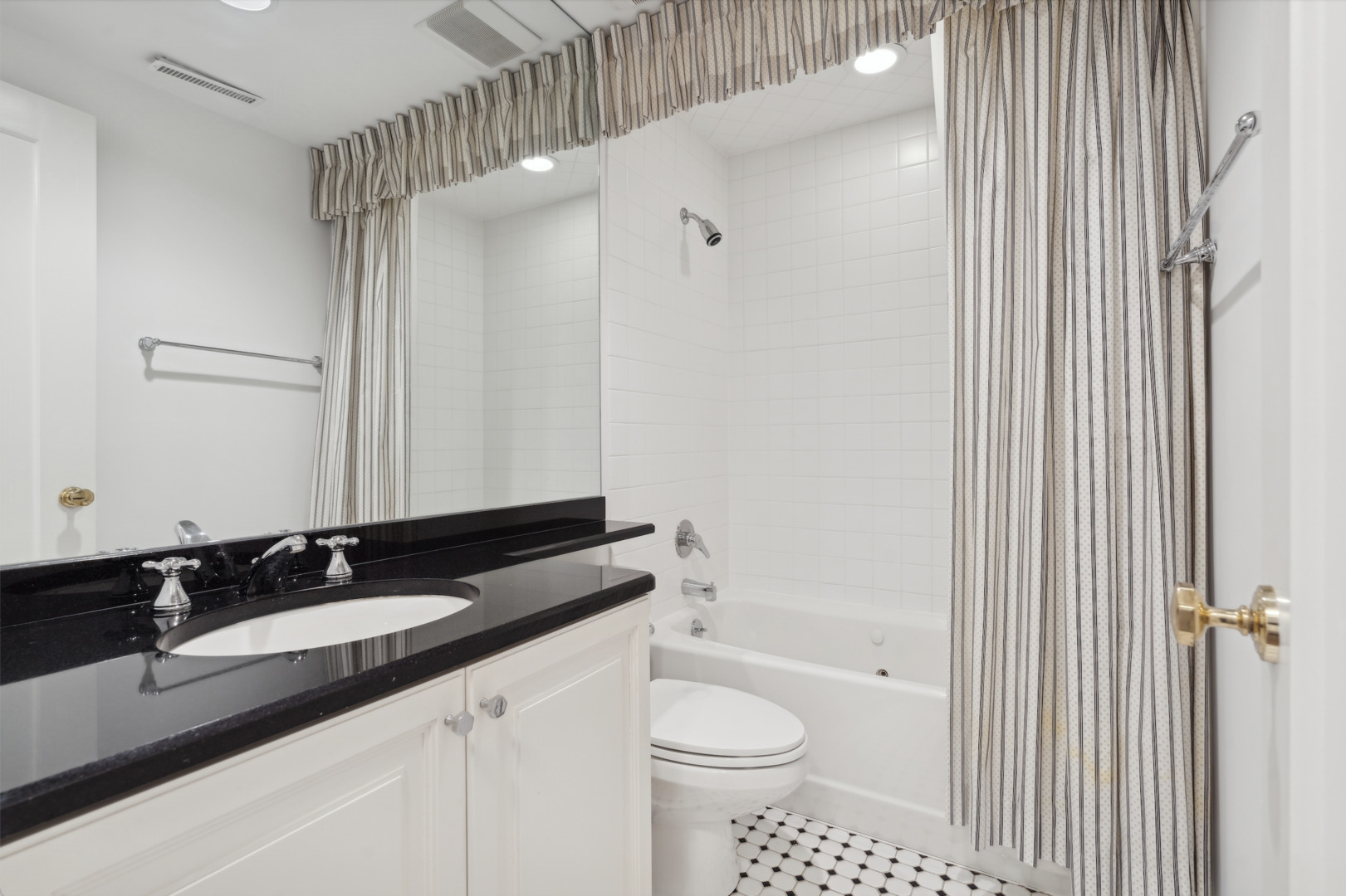 2305 N Commonwealth Avenue Unit: 1N