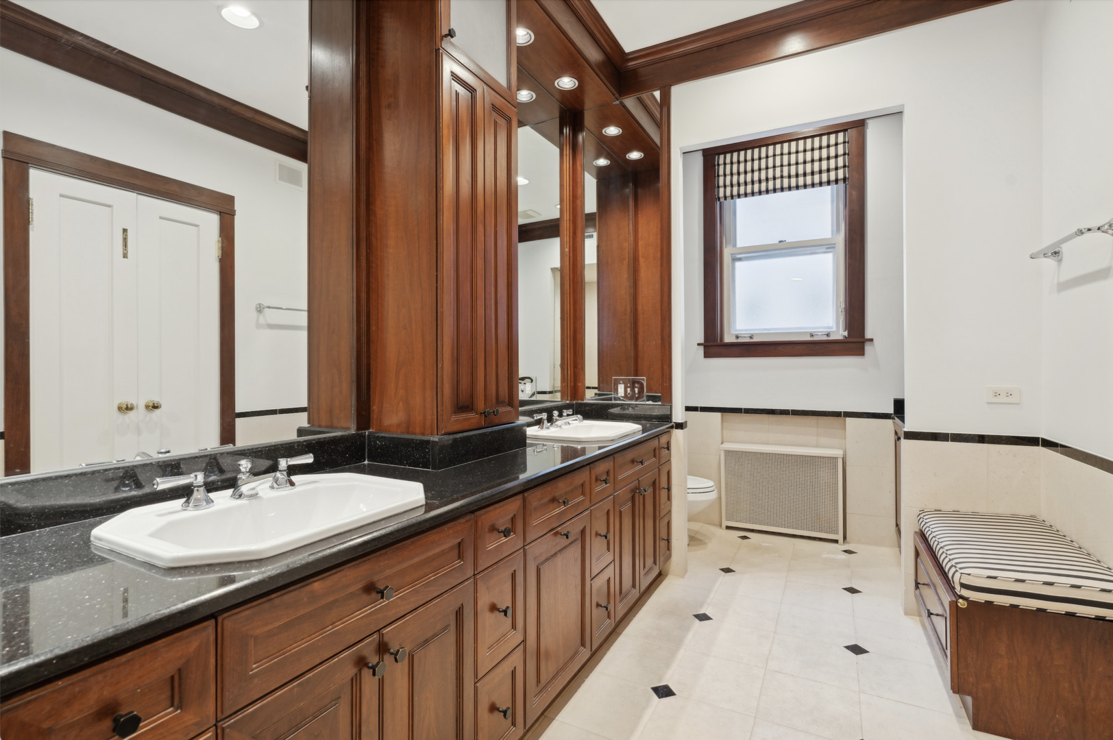 2305 N Commonwealth Avenue Unit: 1N