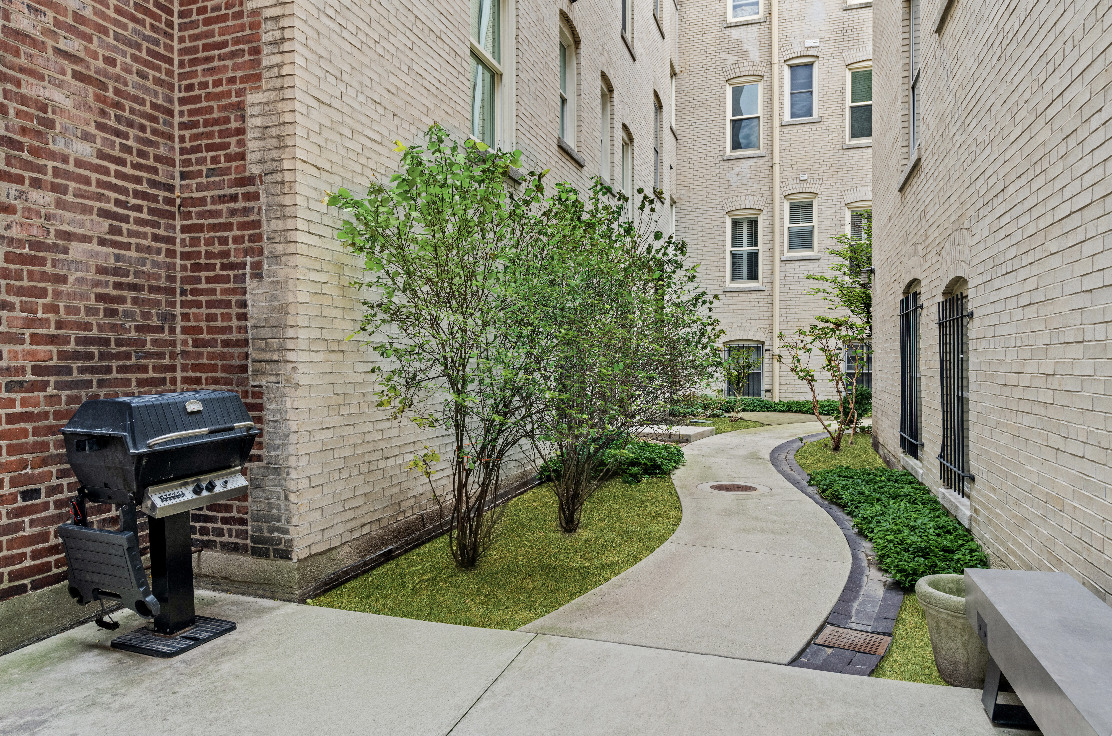 2305 N Commonwealth Avenue Unit: 1N