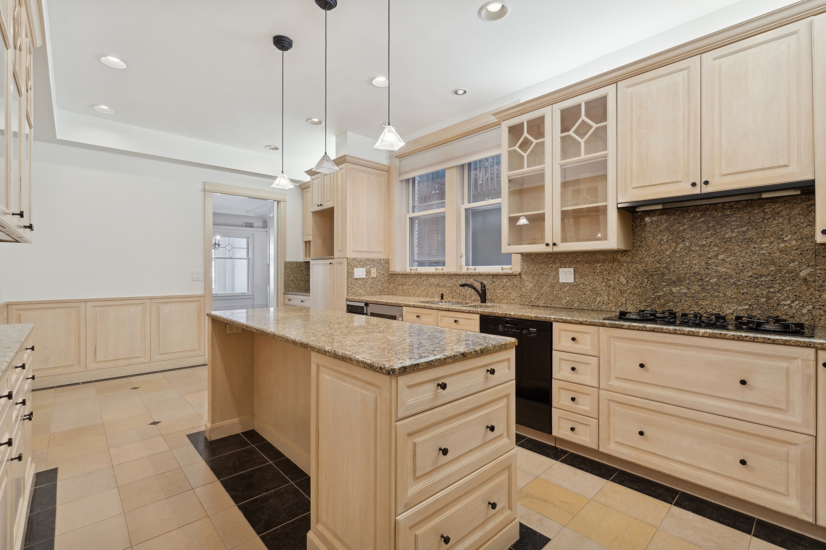 2305 N Commonwealth Avenue Unit: 1N