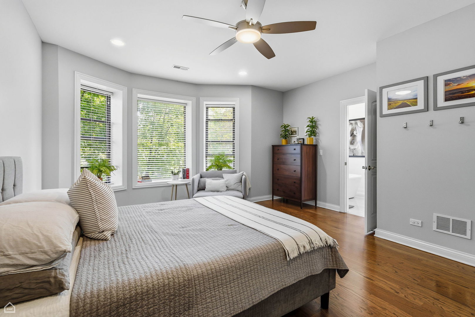 4038 N Kenmore Avenue Unit: 2