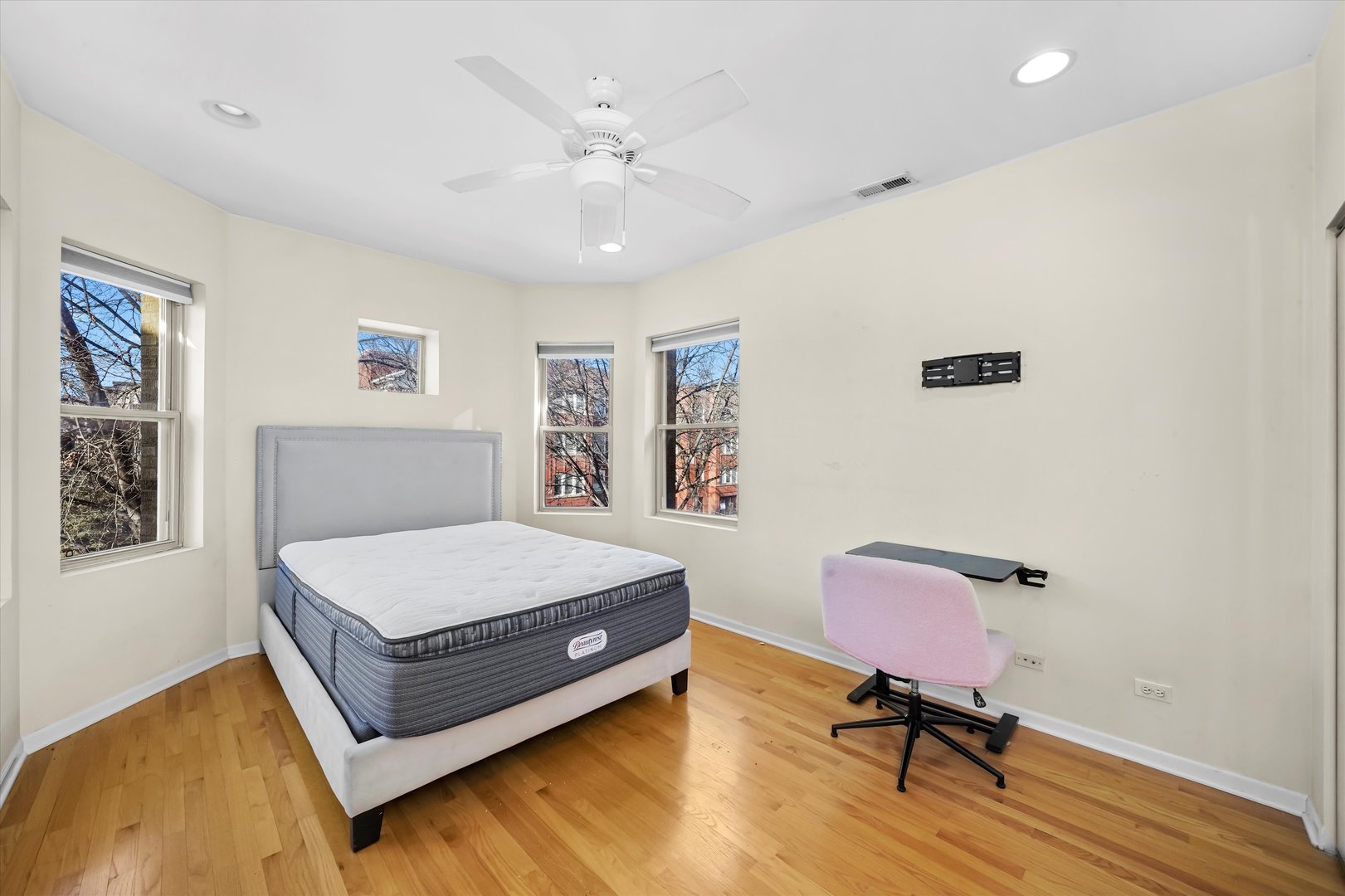 4709 N Lawndale Avenue Unit: 2W