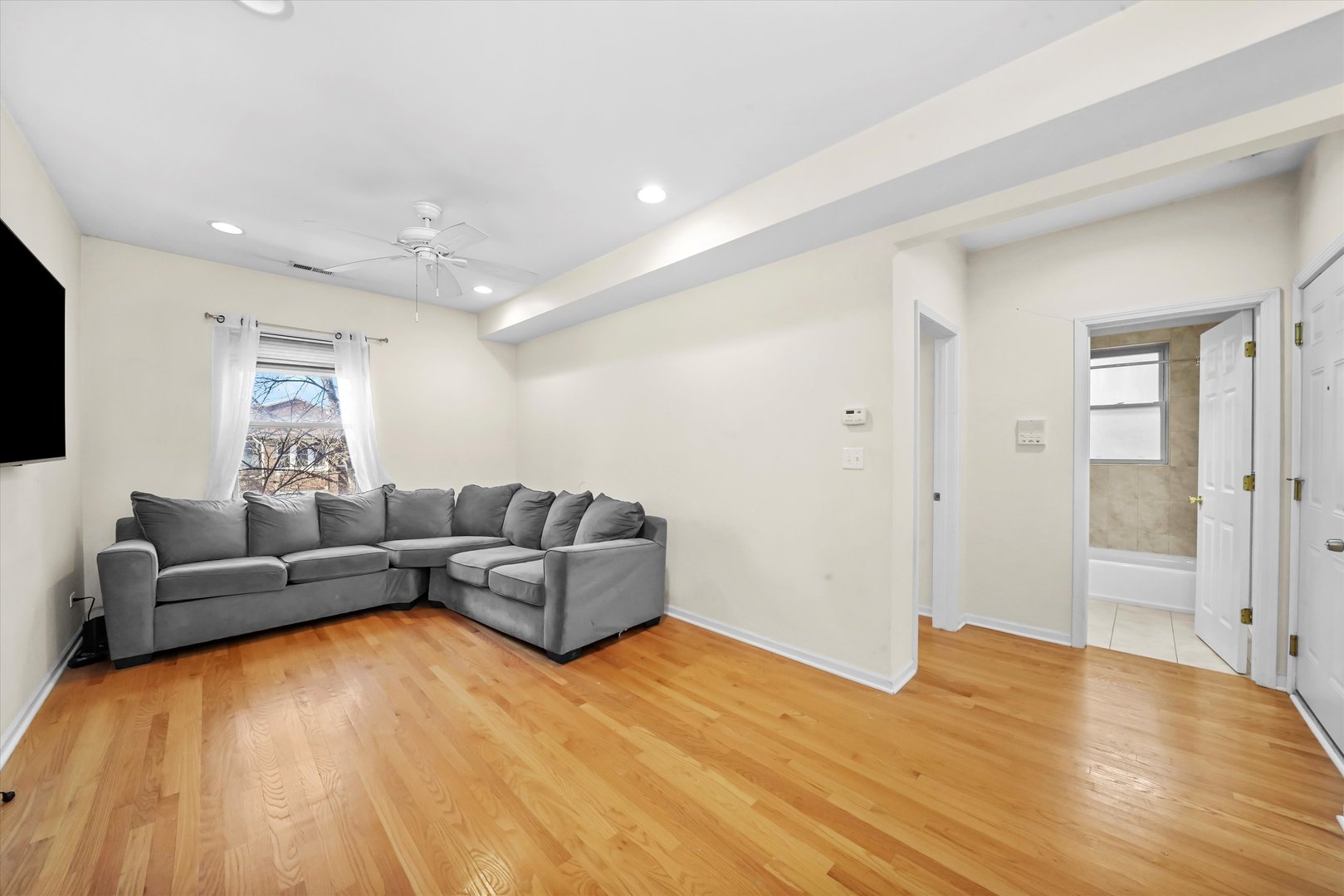 4709 N Lawndale Avenue Unit: 2W