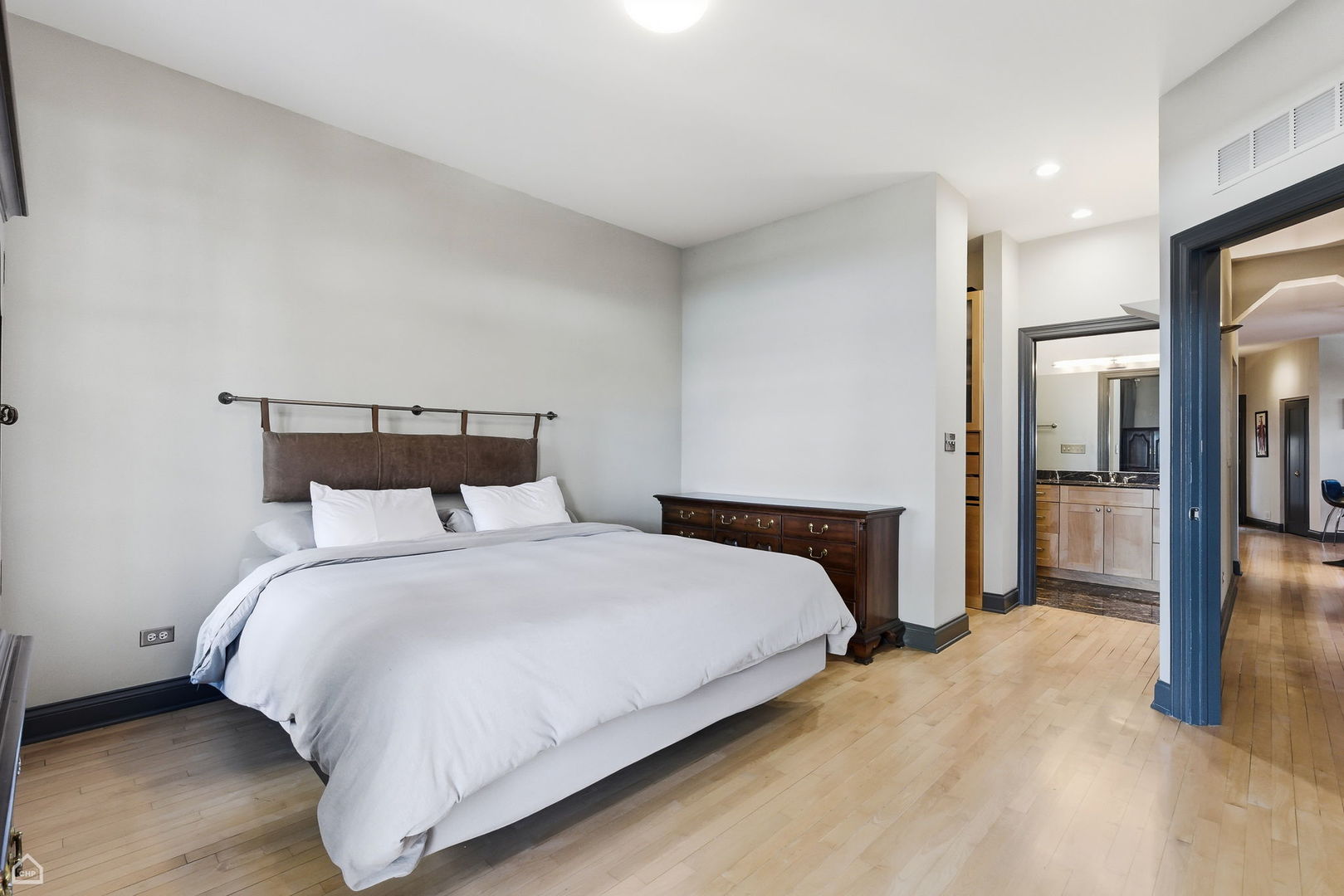 120 W Oak Street Unit: 4D