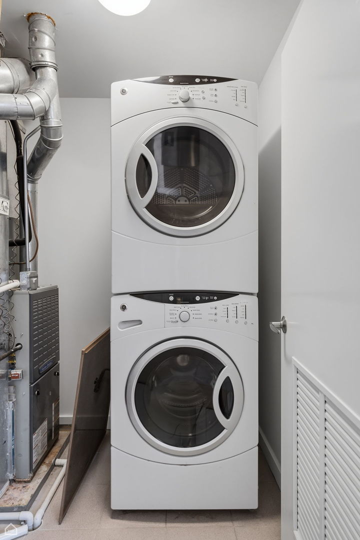 2144 W Schiller Street Unit: E