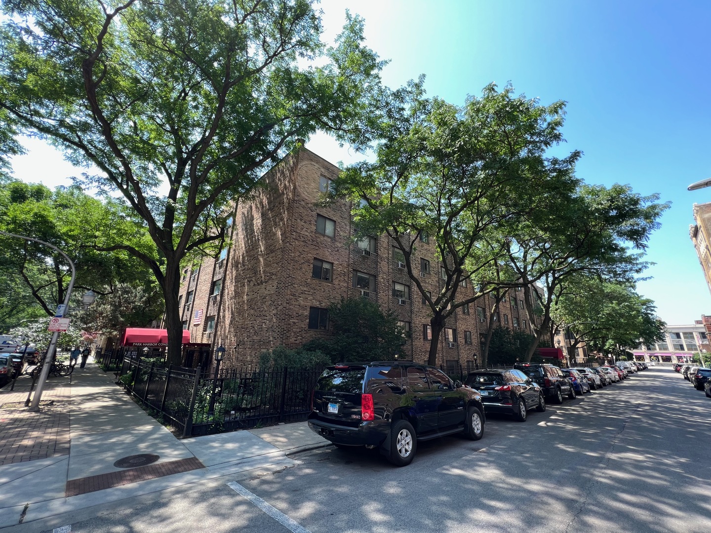 3620 N Pine Grove Avenue Unit: 204