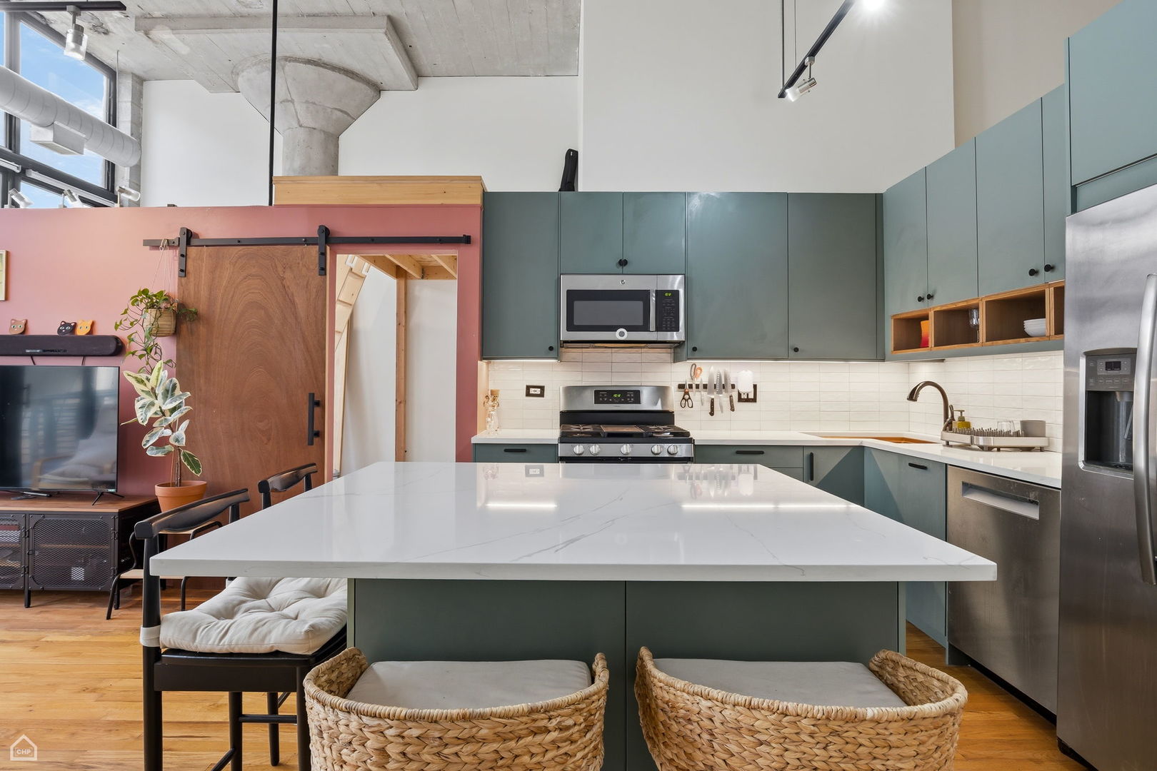 1934 N Washtenaw Avenue Unit: 213