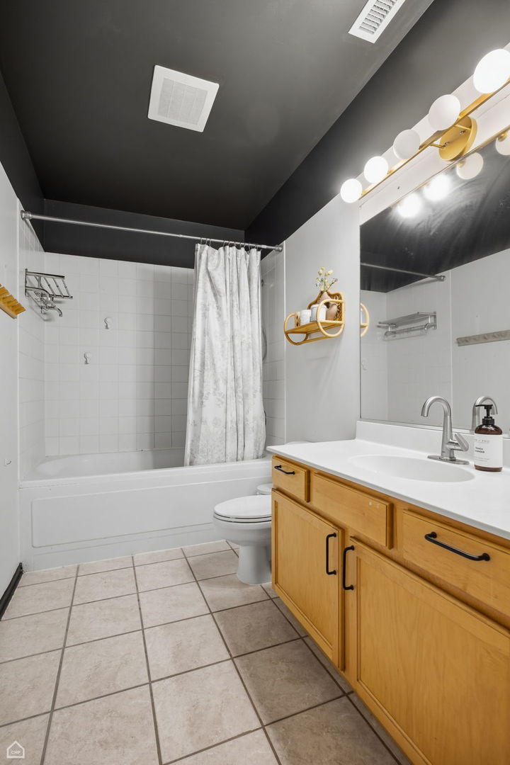 1934 N Washtenaw Avenue Unit: 213