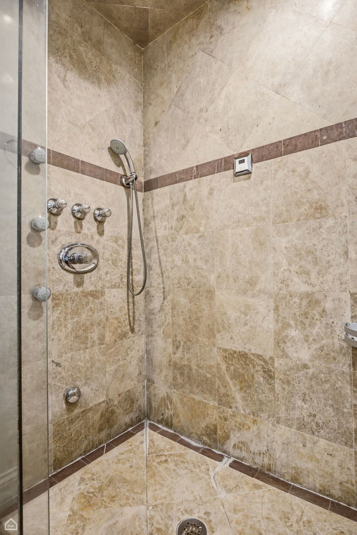 4755 N Kilbourn Avenue Unit: 2D
