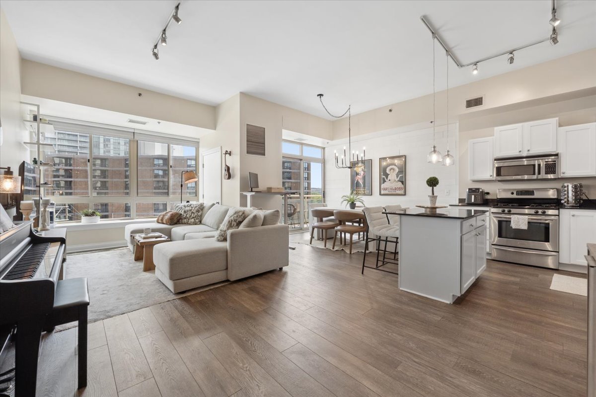 230 W Division Street Unit: 602