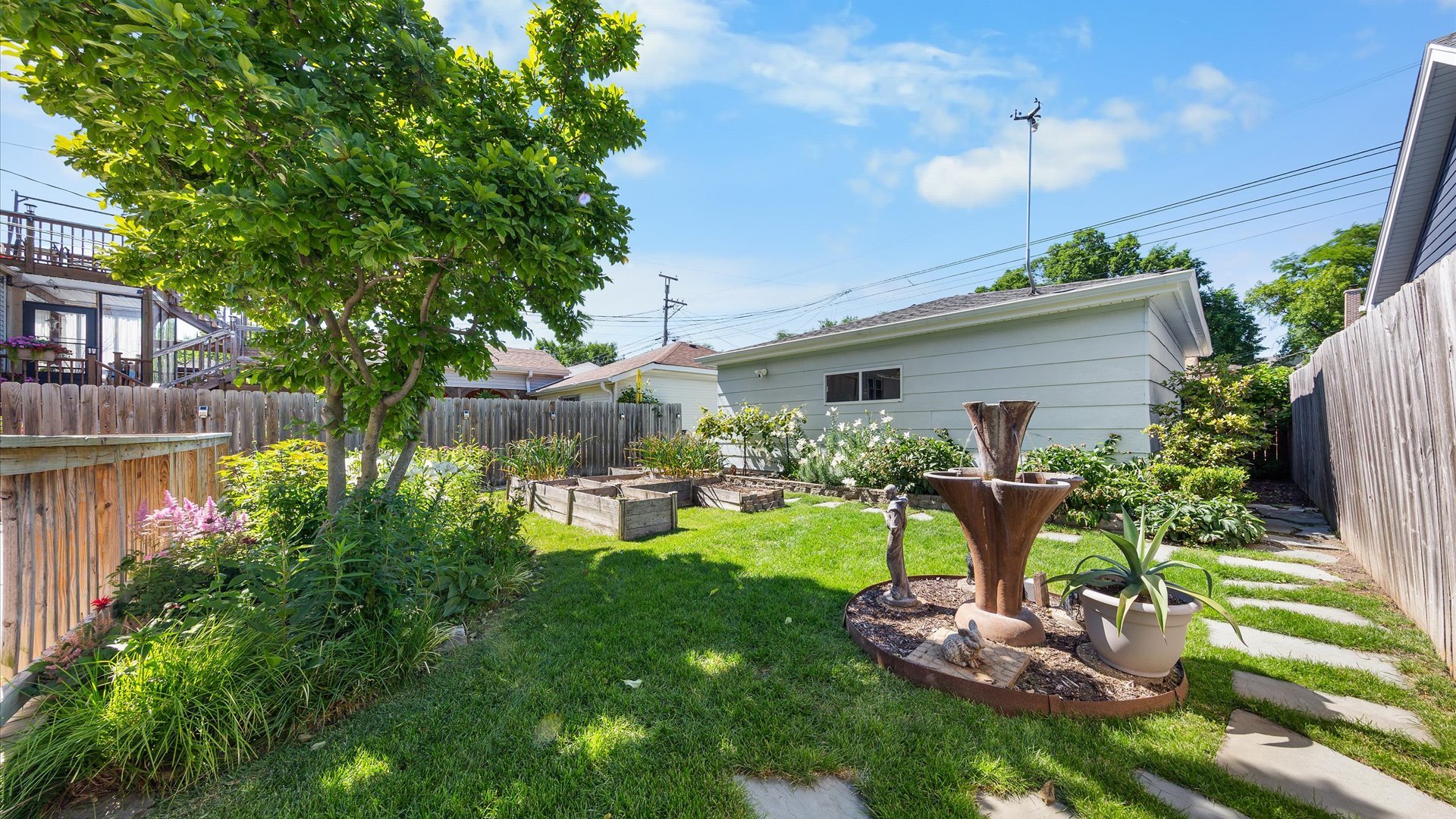5818 W Byron Street