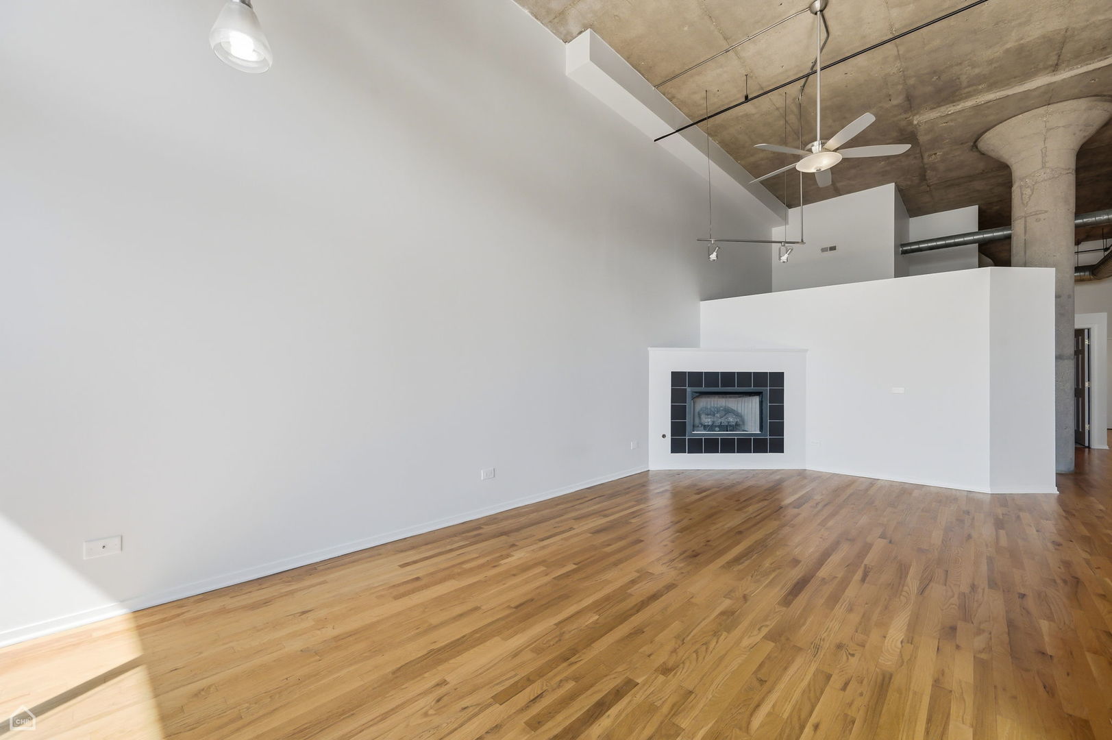 1934 N Washtenaw Avenue Unit: 207