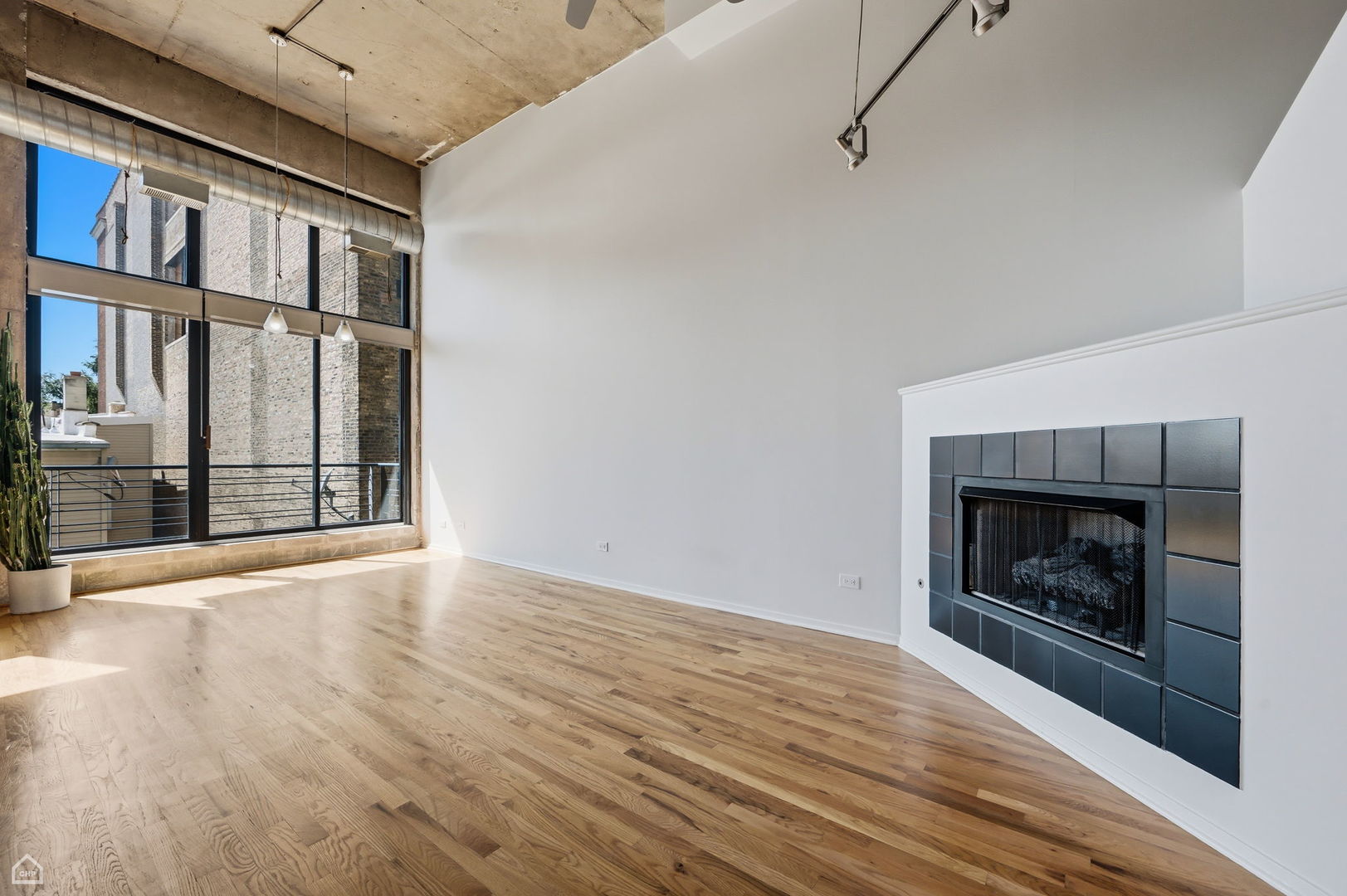 1934 N Washtenaw Avenue Unit: 207