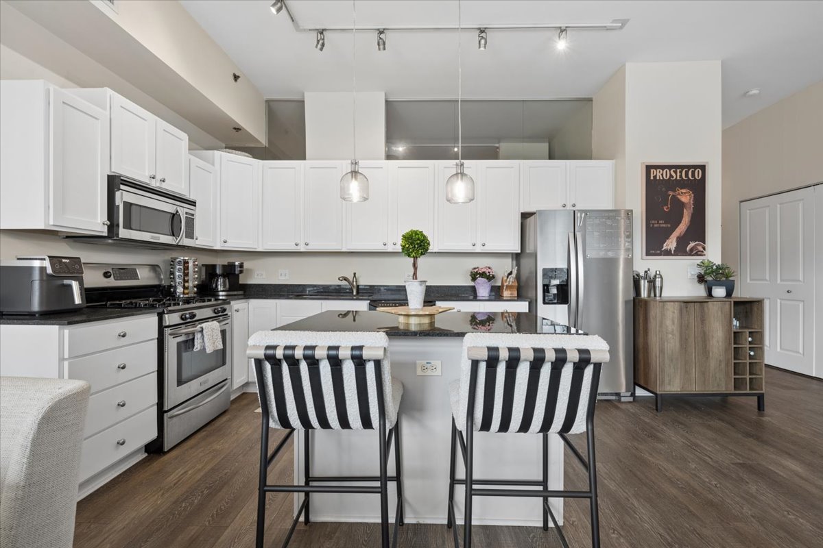230 W Division Street Unit: 602
