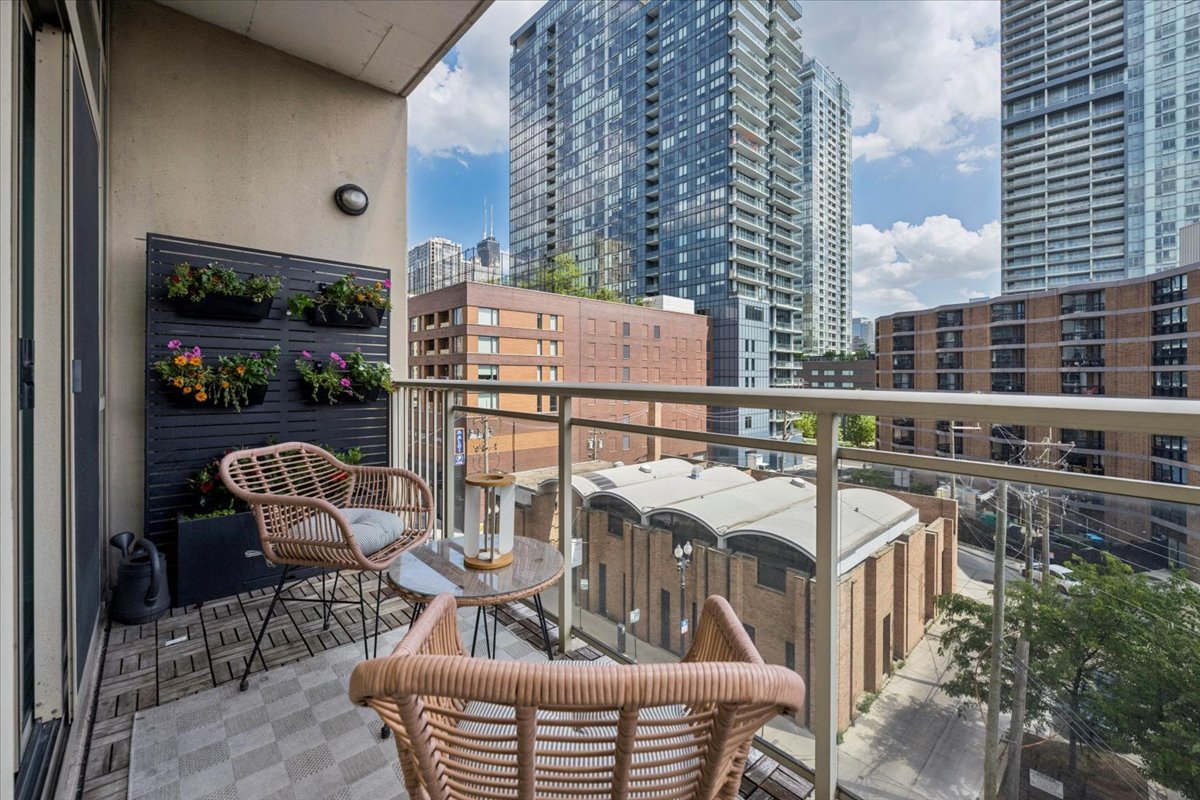 230 W Division Street Unit: 602