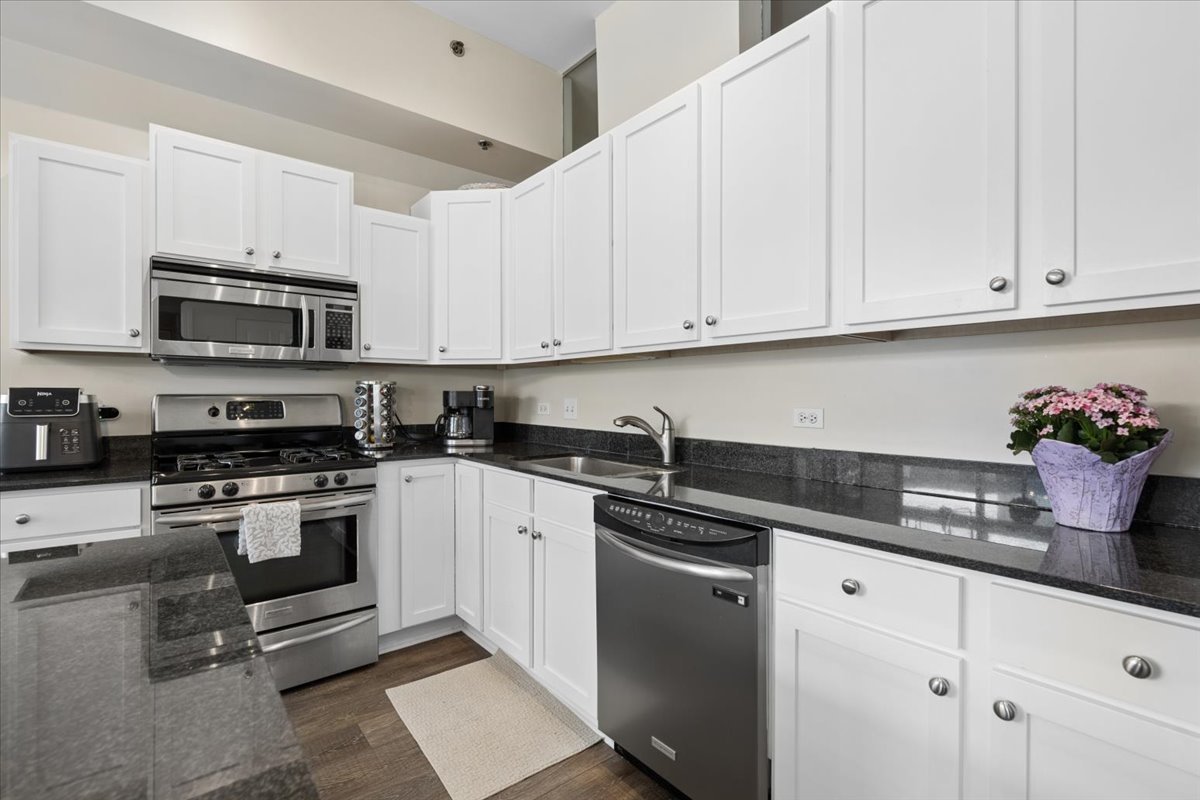 230 W Division Street Unit: 602
