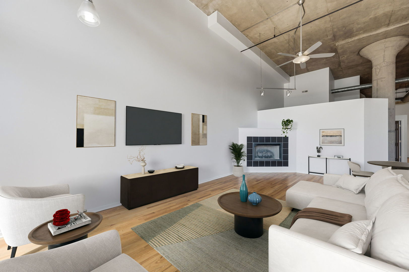 1934 N Washtenaw Avenue Unit: 207