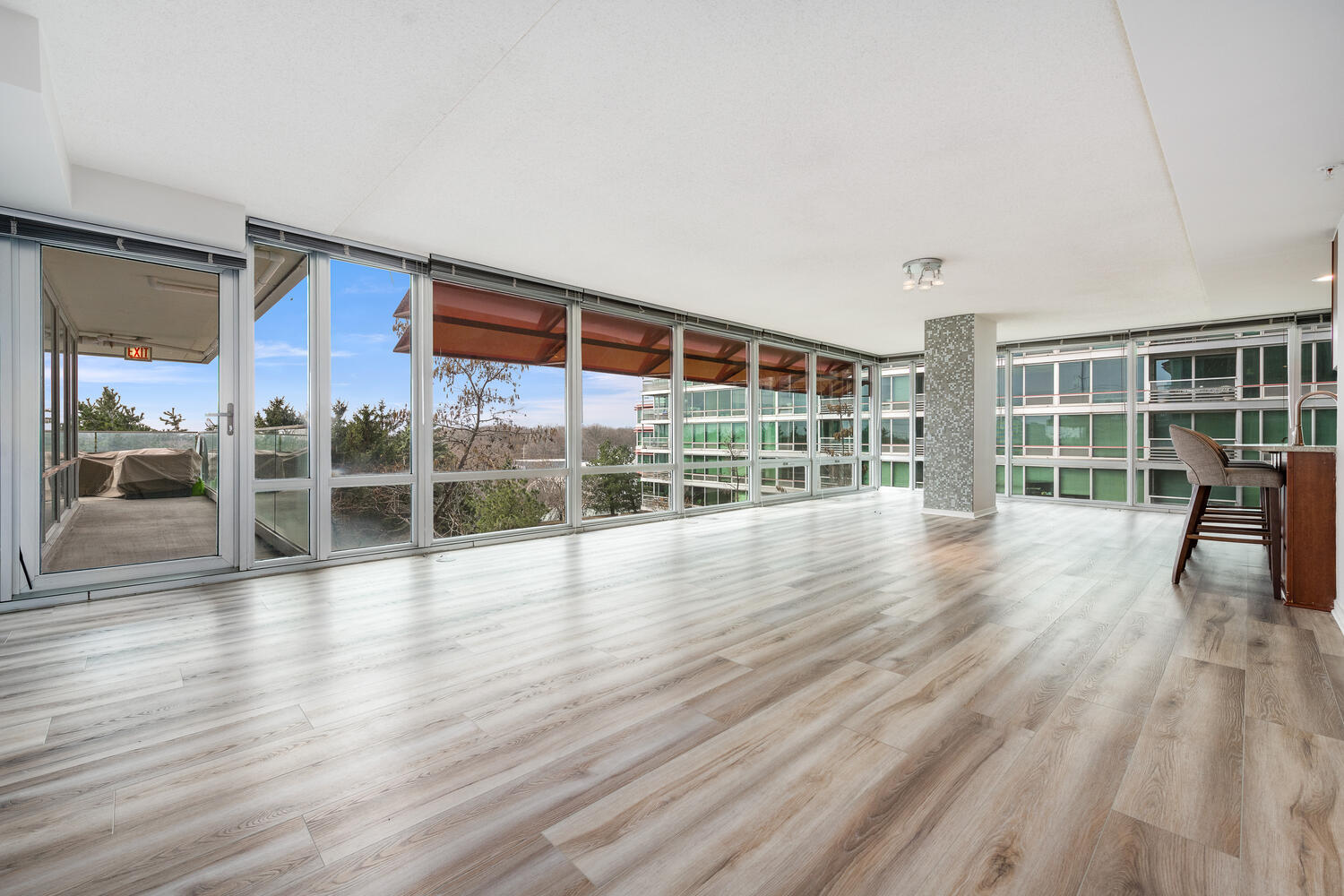 9715 Woods Drive Unit: 700