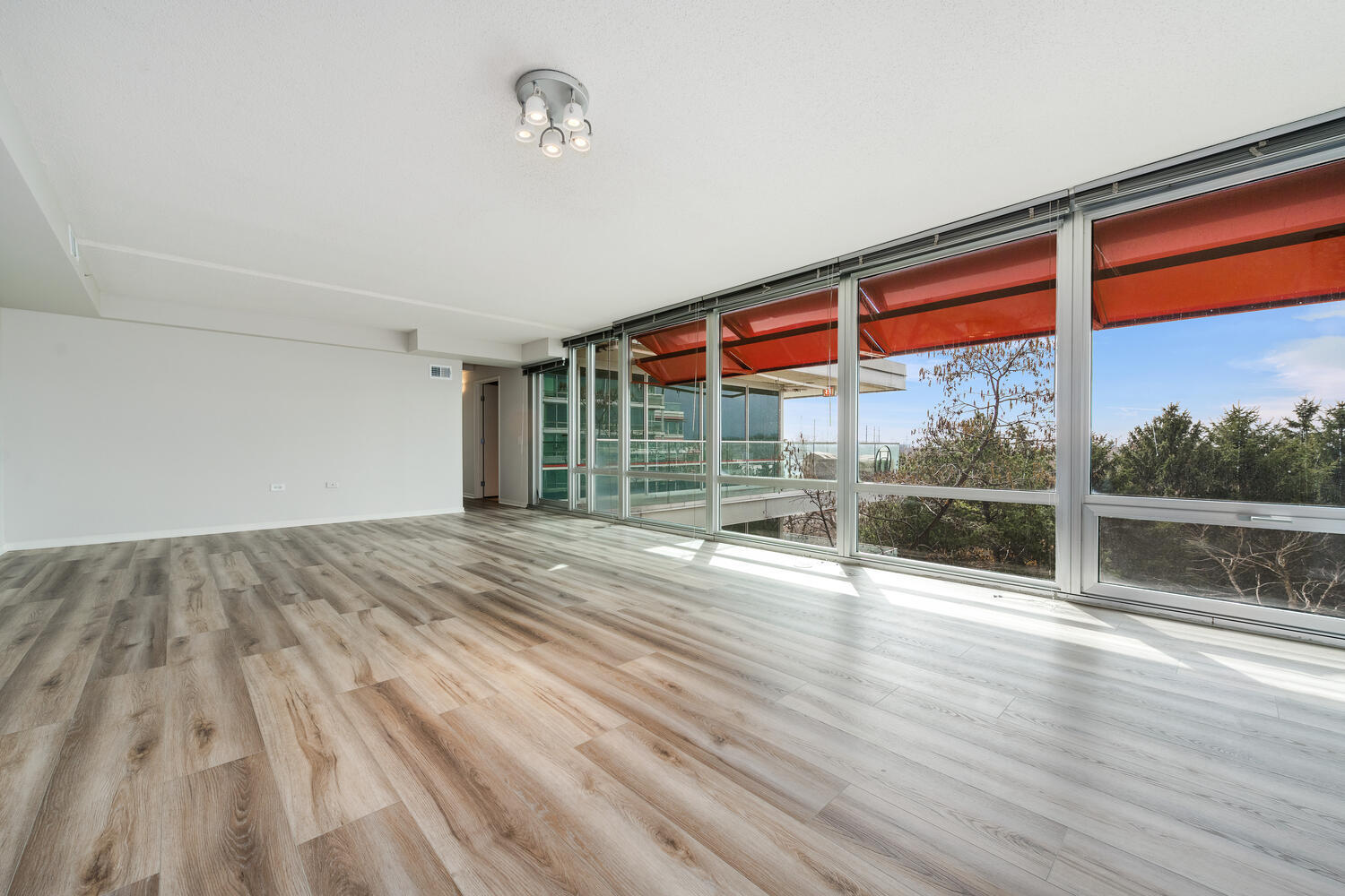 9715 Woods Drive Unit: 700