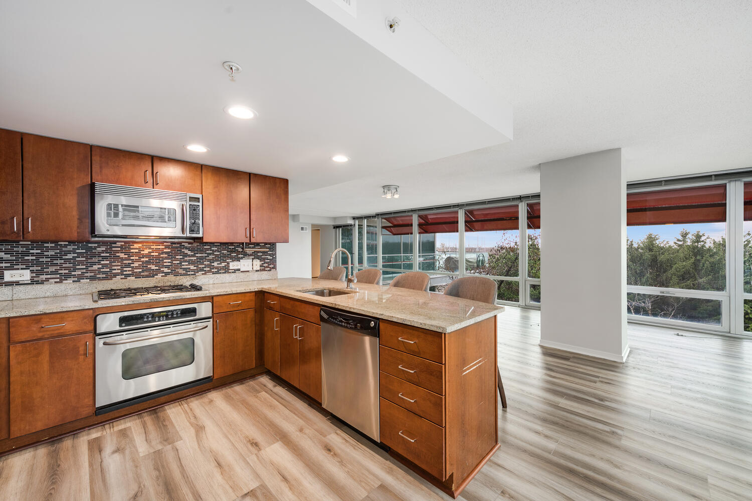 9715 Woods Drive Unit: 700