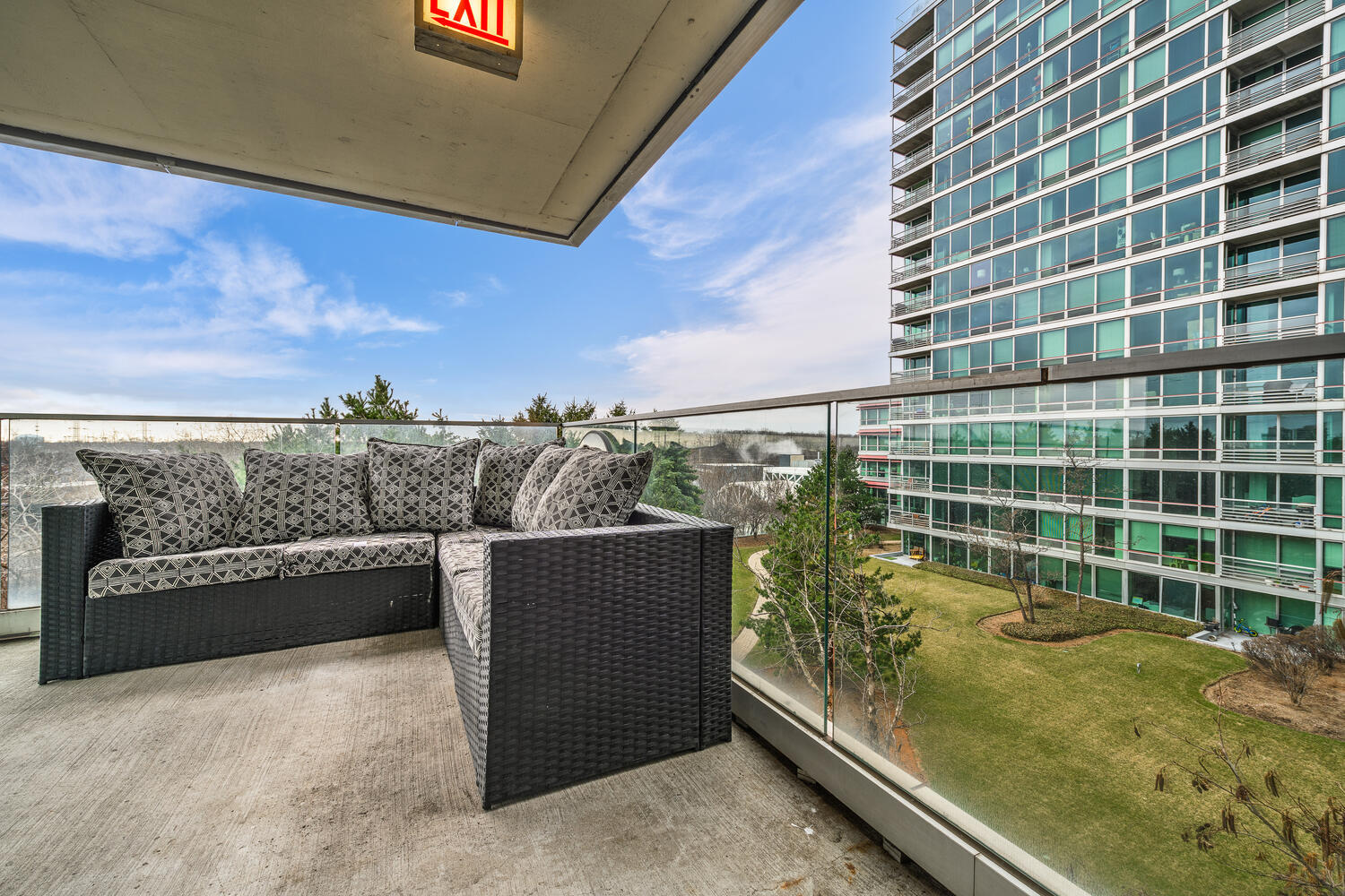 9715 Woods Drive Unit: 700