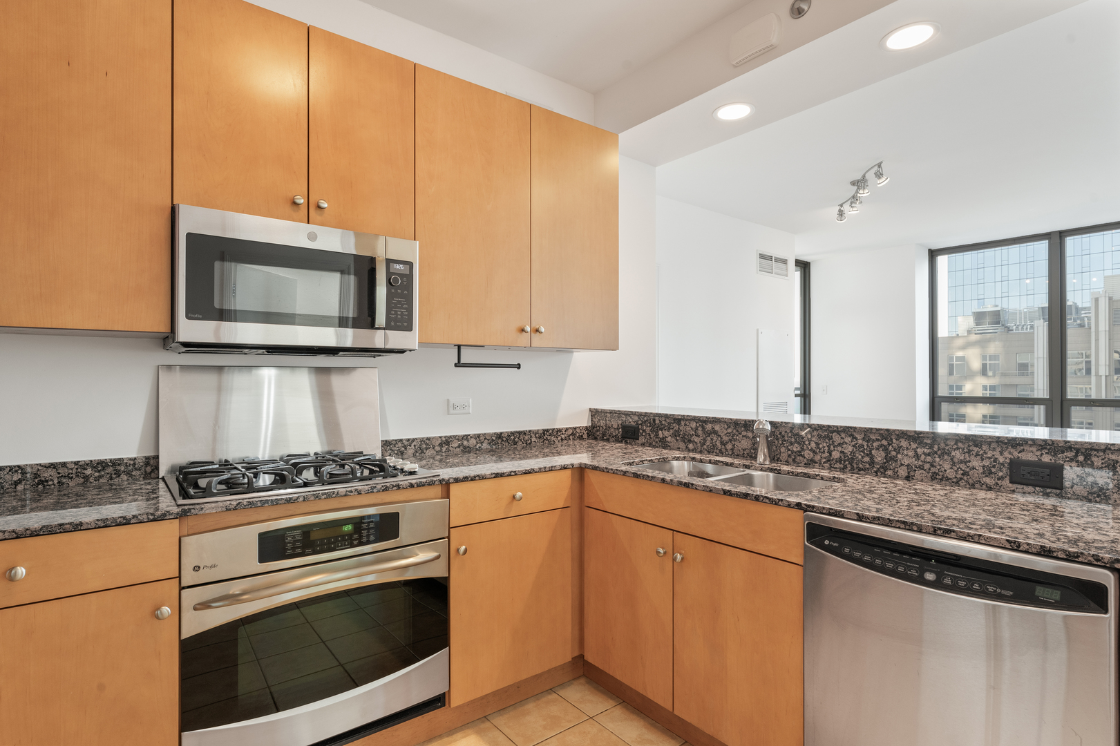 600 N Lake Shore Drive Unit: 2707
