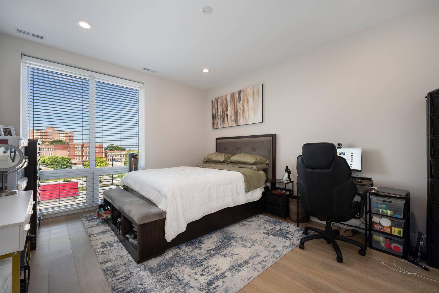 2342 W Adams Street Unit: 401