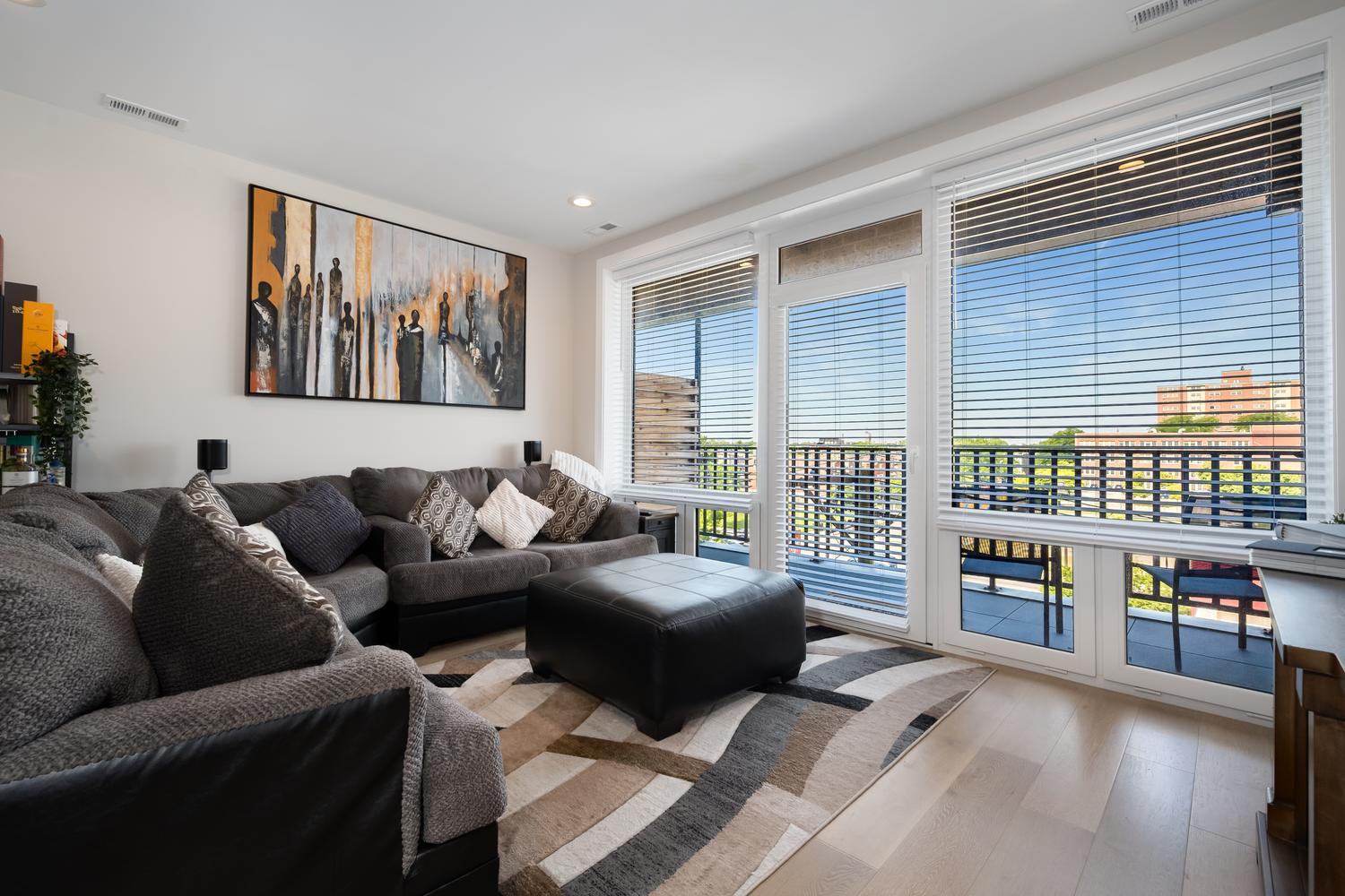 2342 W Adams Street Unit: 401