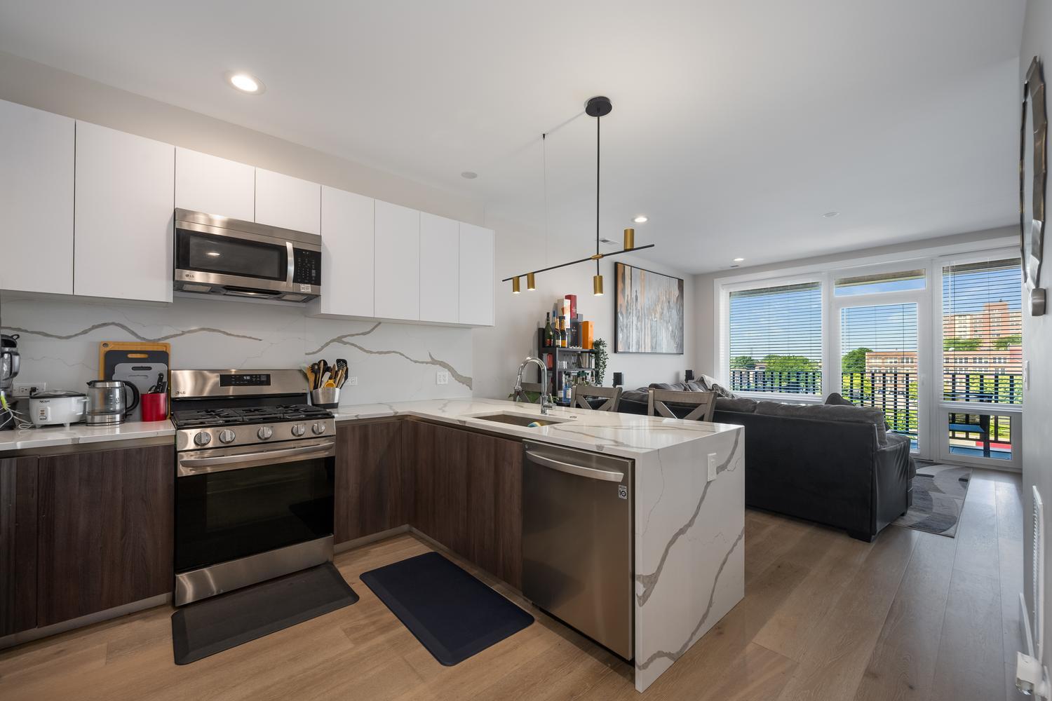 2342 W Adams Street Unit: 401