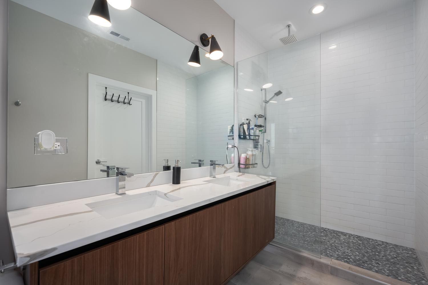 2342 W Adams Street Unit: 401
