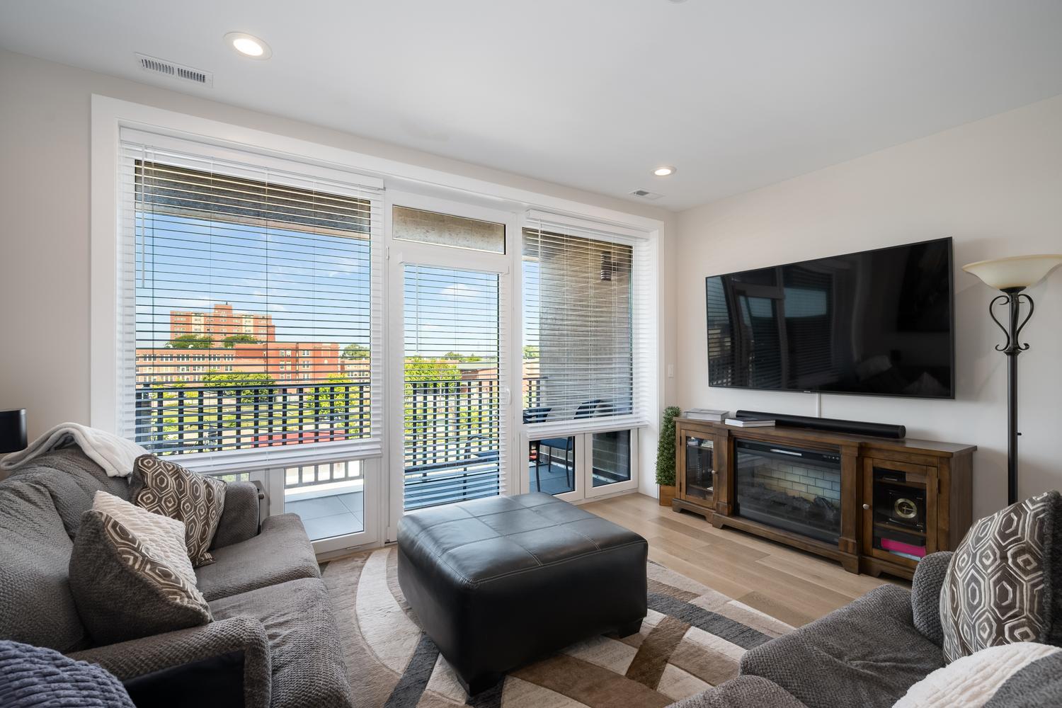 2342 W Adams Street Unit: 401