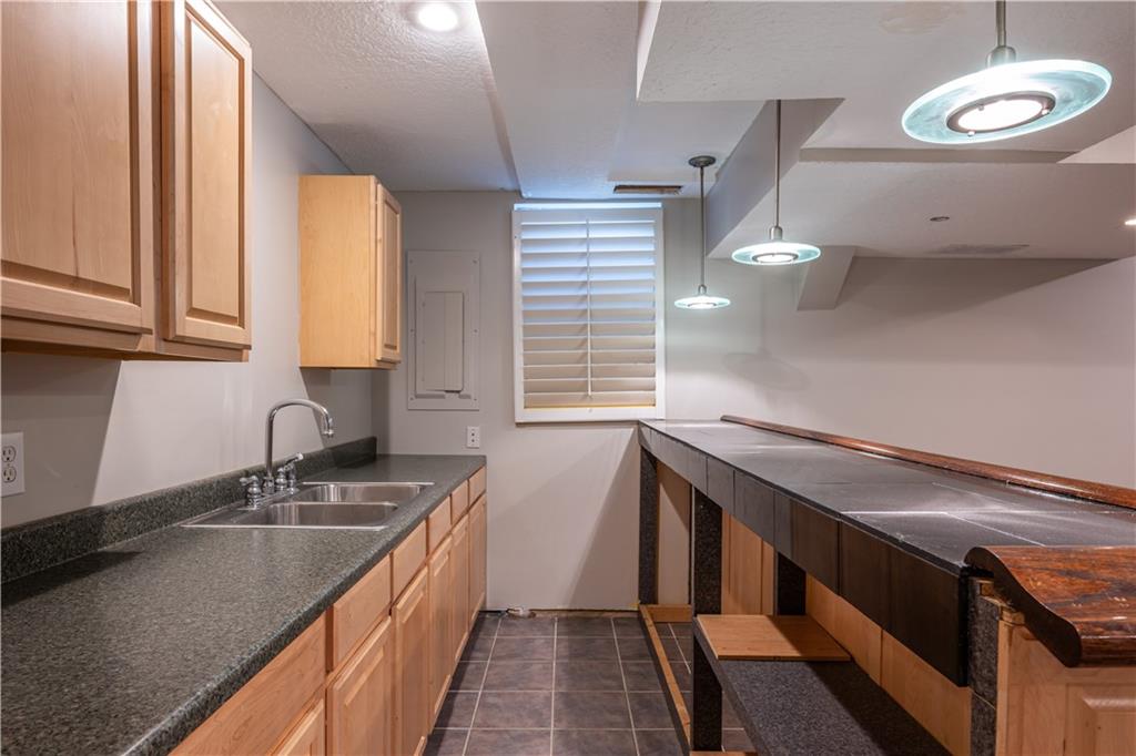 2309 NE Quonset Court
