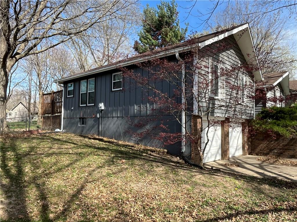 103 SW Lexington Drive