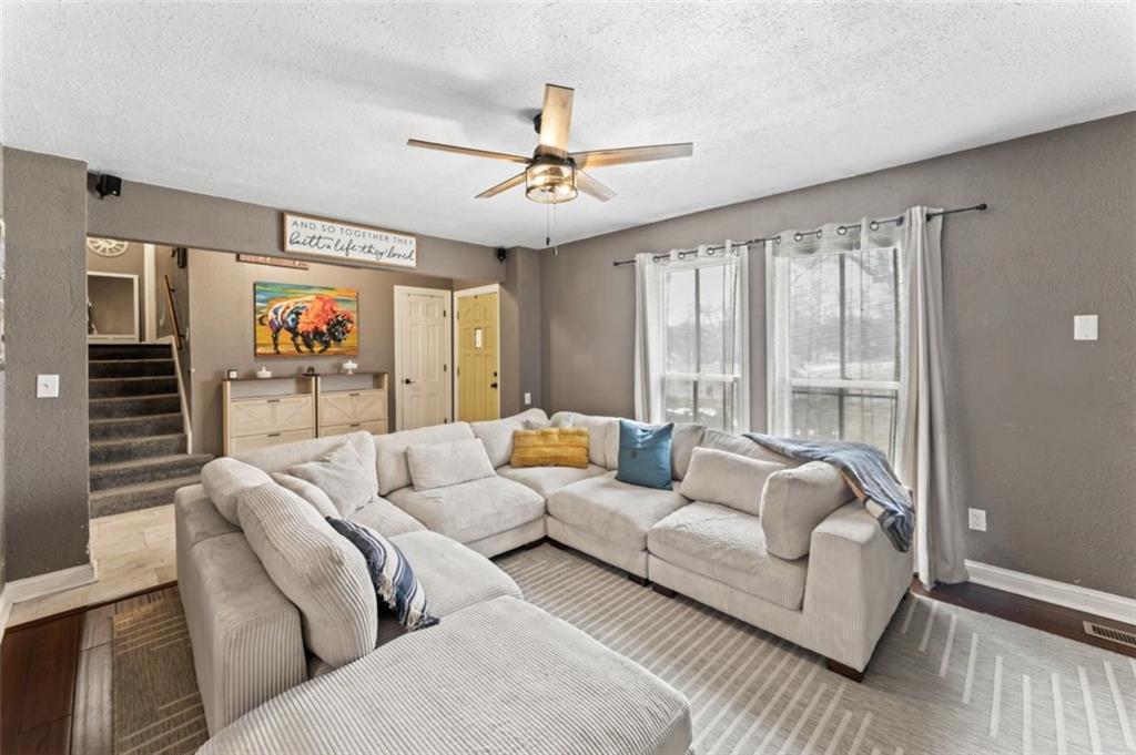 120 NW LAKEWOOD Boulevard