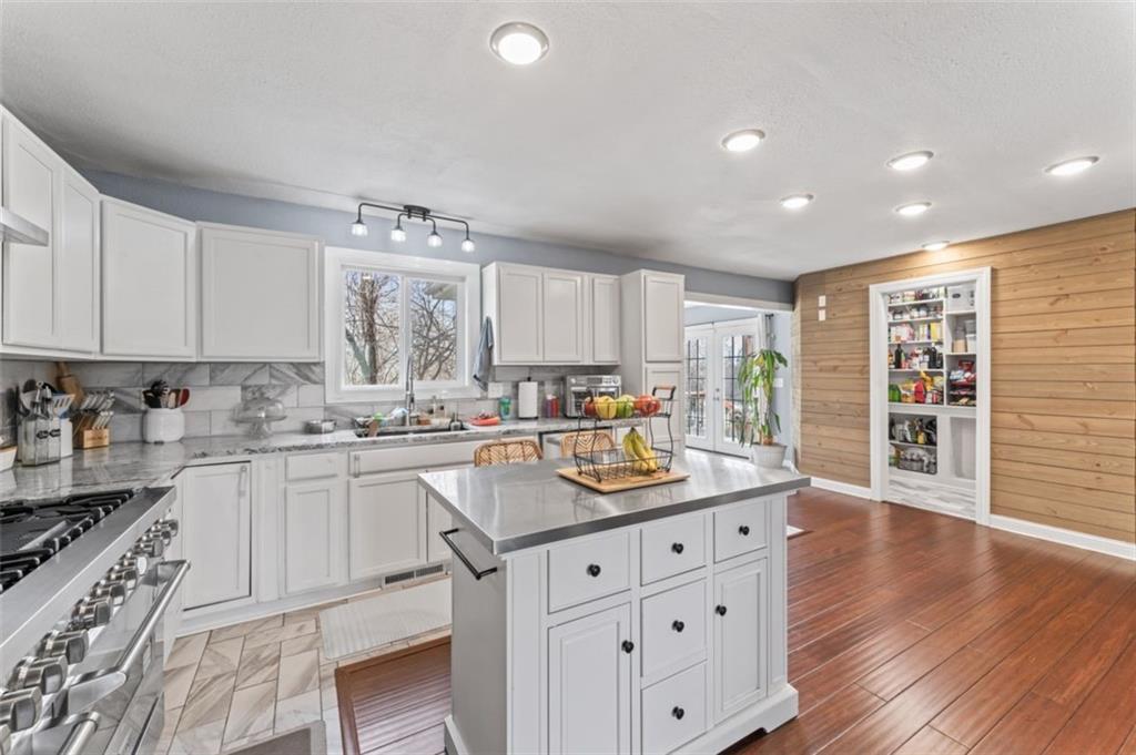 120 NW LAKEWOOD Boulevard