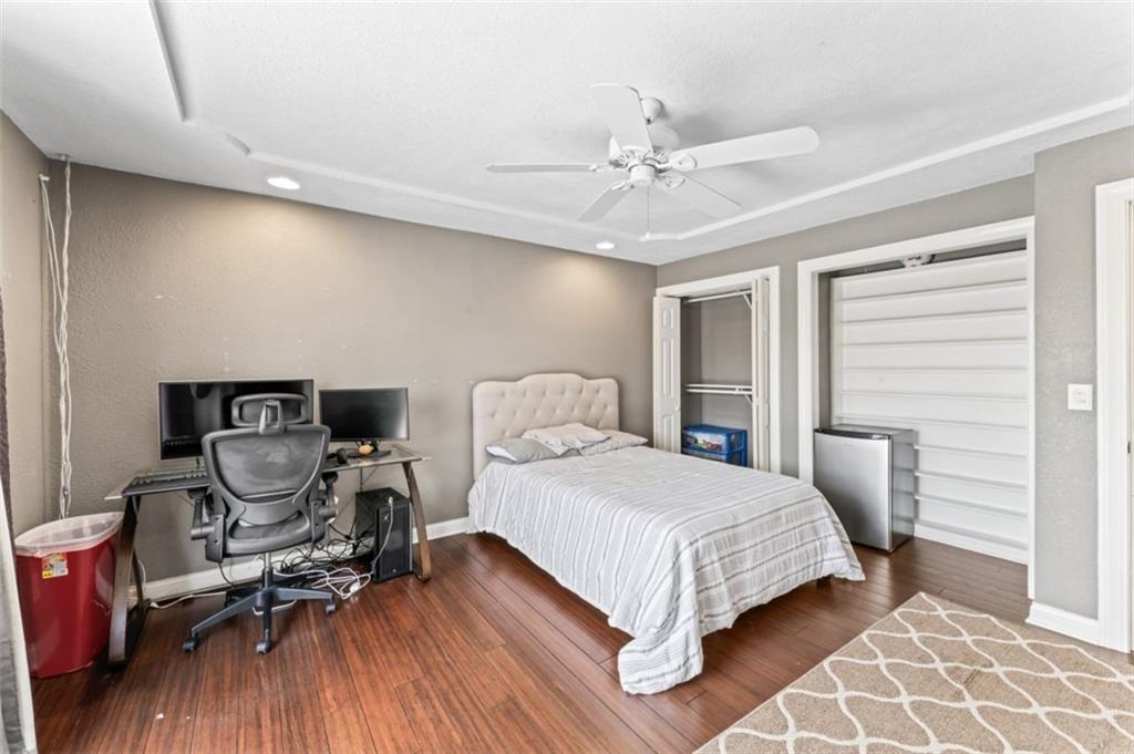 120 NW LAKEWOOD Boulevard