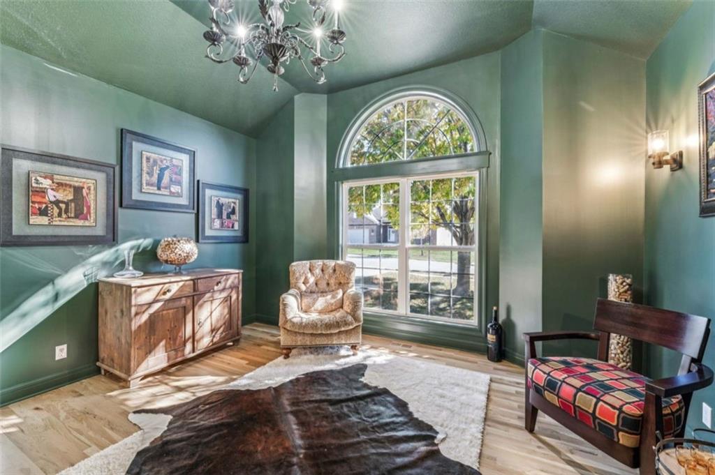 2301 NE Colonnade Avenue