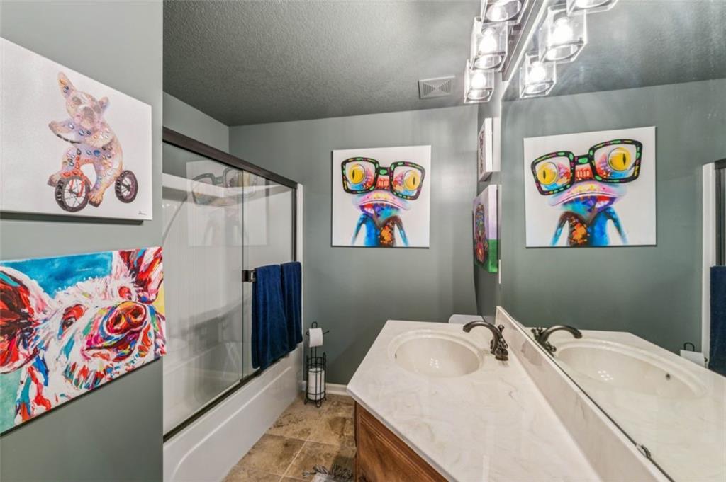 2301 NE Colonnade Avenue