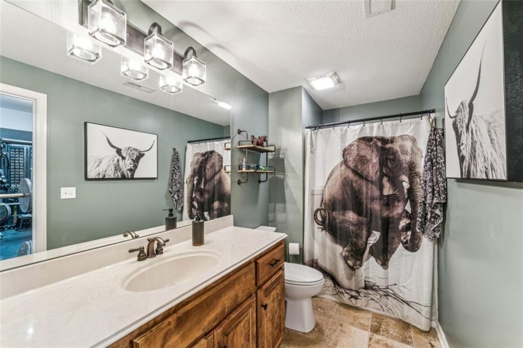 2301 NE Colonnade Avenue