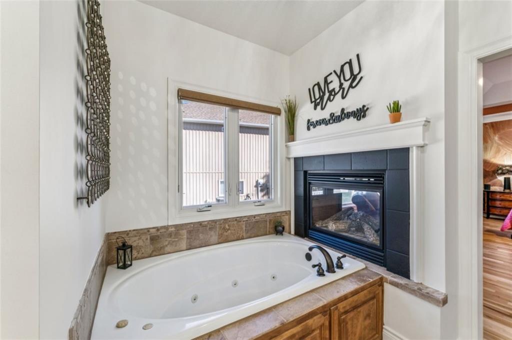 2301 NE Colonnade Avenue