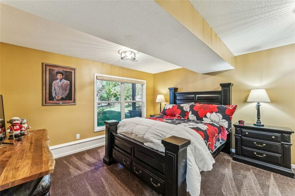 2301 NE Colonnade Avenue