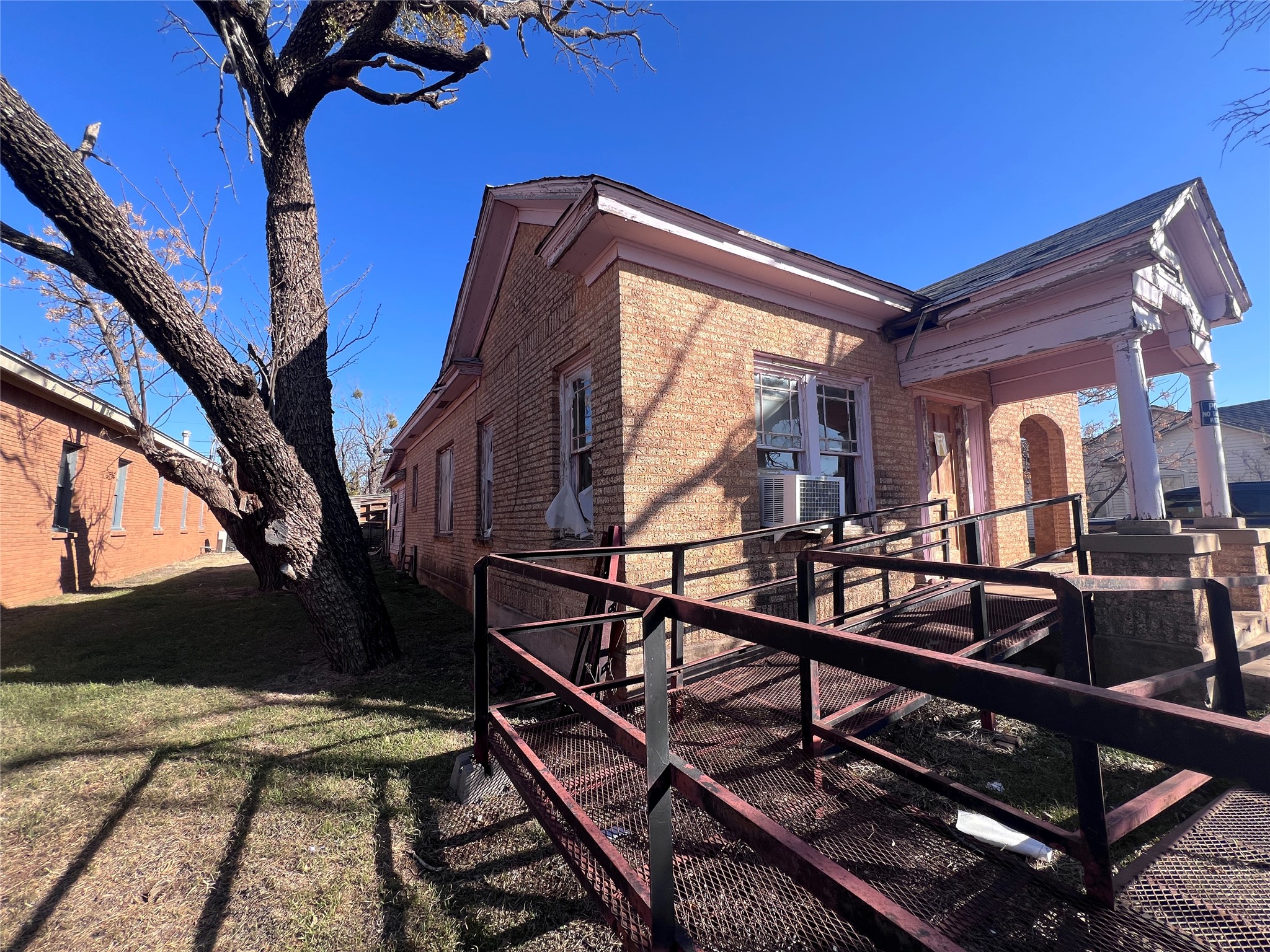 407 Commercial Avenue