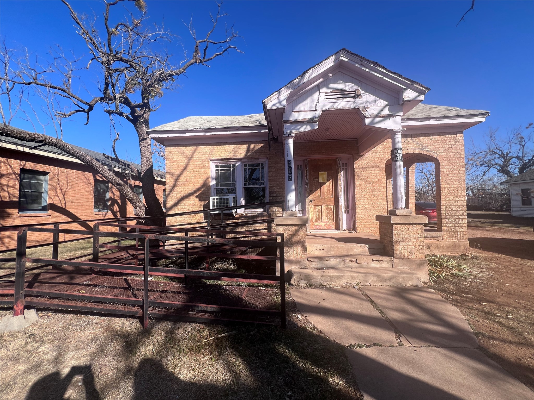 407 Commercial Avenue