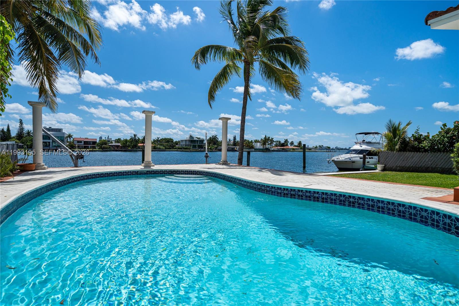 7531 Beachview Dr