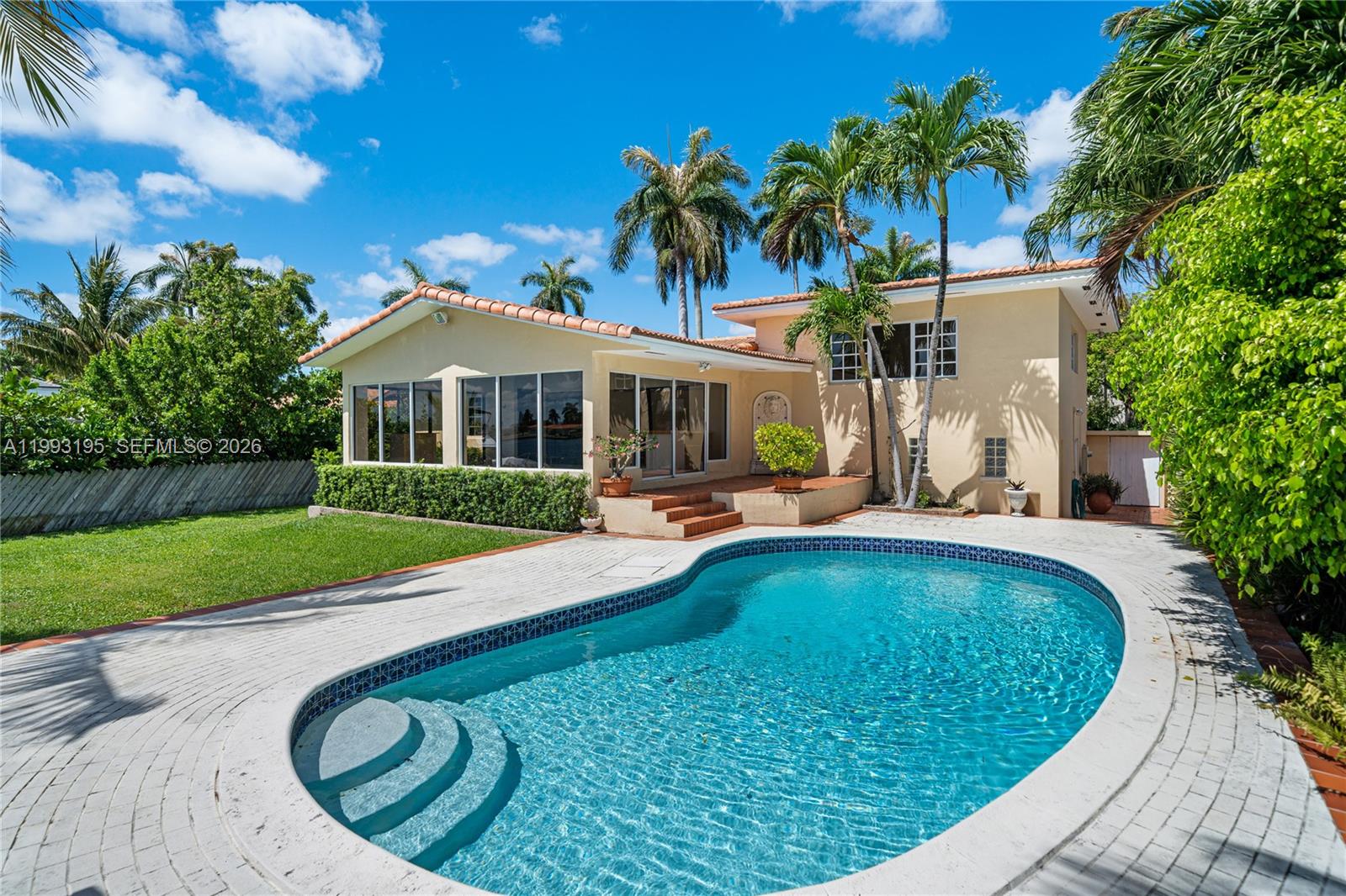 7531 Beachview Dr