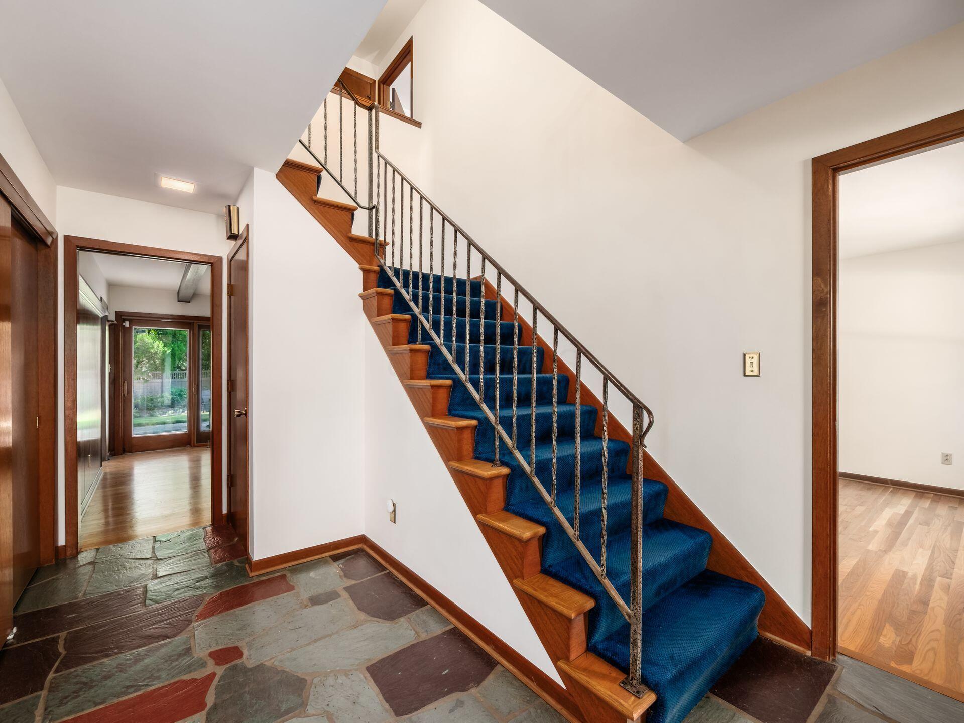 711 Lauraland Drive S