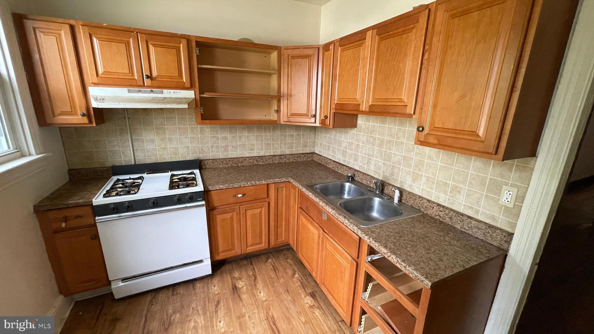 745 W POPLAR STREET