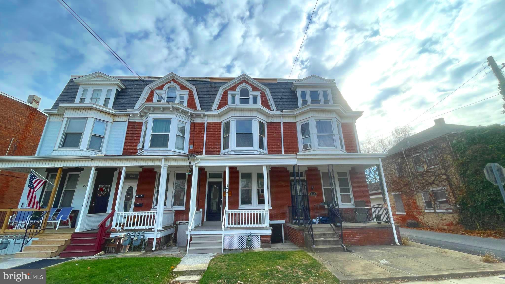 220 E COTTAGE PLACE